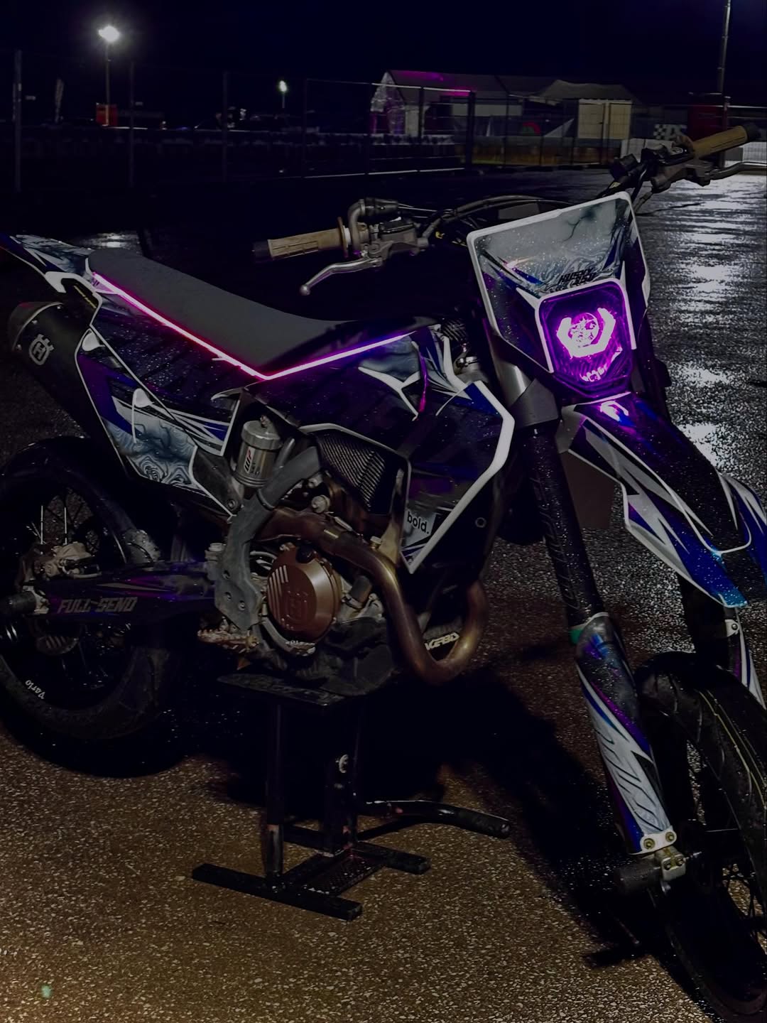 exhaust_protector - thebrapshop - headlight_vinyl - hoodie - t-shirt - legalize_wheelies - braap - braaap - brap - wheelie - supermoto - supermotard - sm - motard