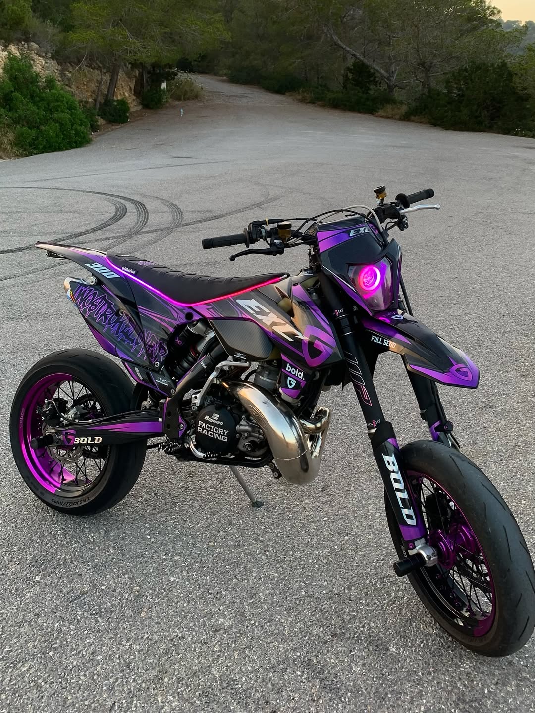 exhaust_protector - thebrapshop - headlight_vinyl - hoodie - t-shirt - legalize_wheelies - braap - braaap - brap - wheelie - supermoto - supermotard - sm - motard