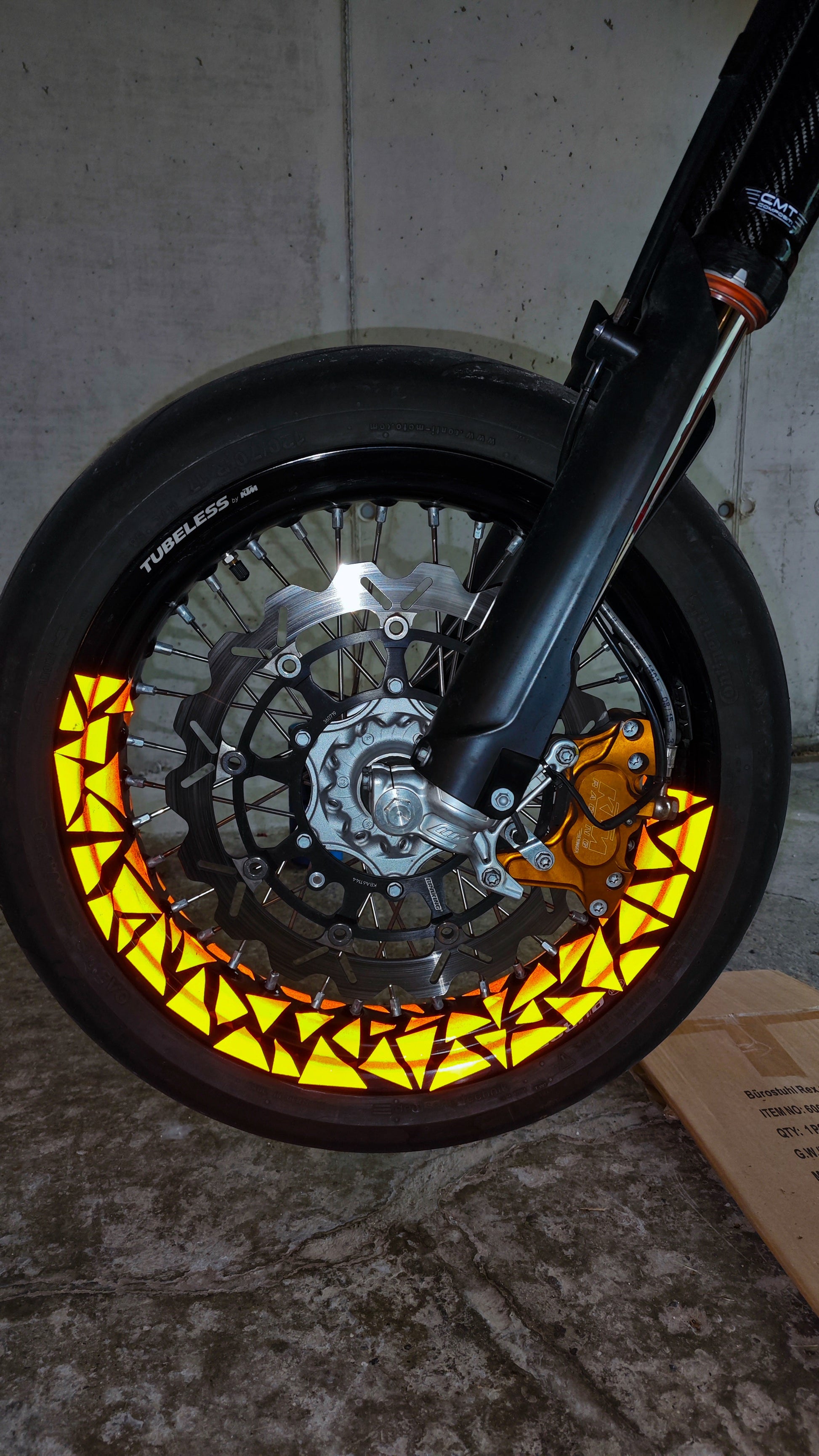 50/50 REFLECTIVE TRIANGLES RIMS STICKERS - Thebrapshop