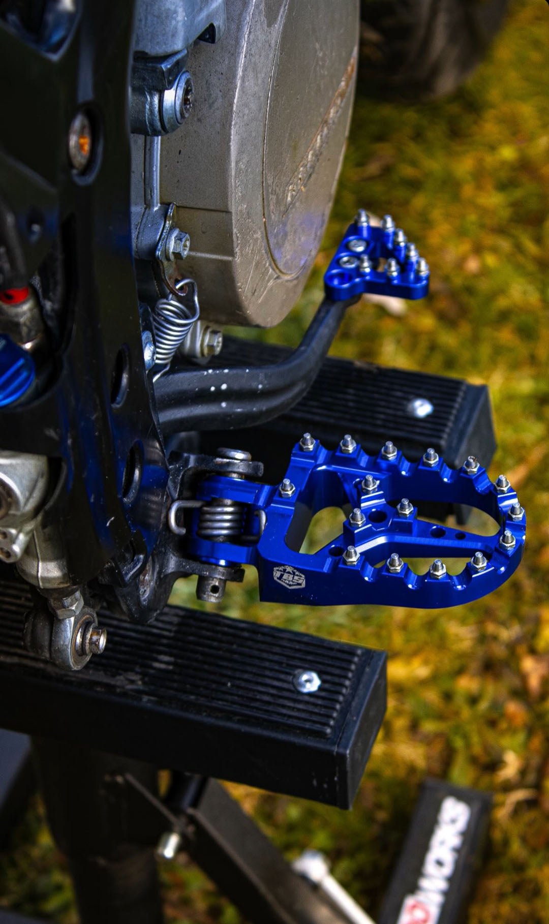 ANODIZED FOOTPEGS Y-FORCE - Thebrapshop