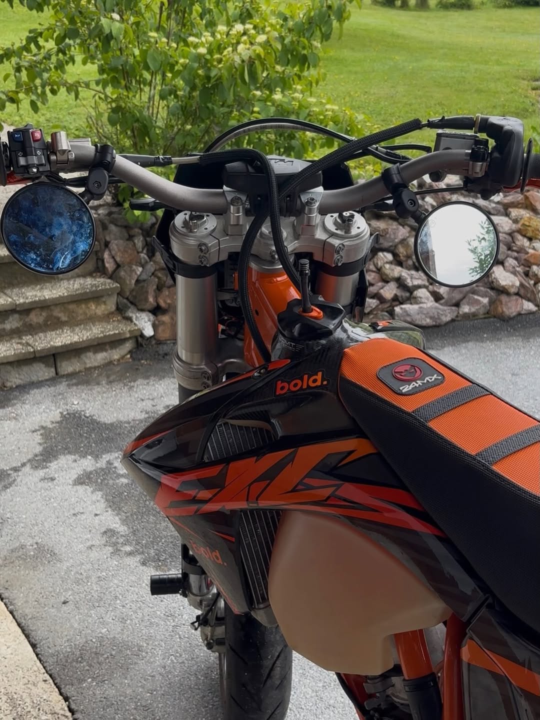 exhaust_protector - thebrapshop - headlight_vinyl - hoodie - t-shirt - legalize_wheelies - braap - braaap - brap - wheelie - supermoto - supermotard - sm - motard