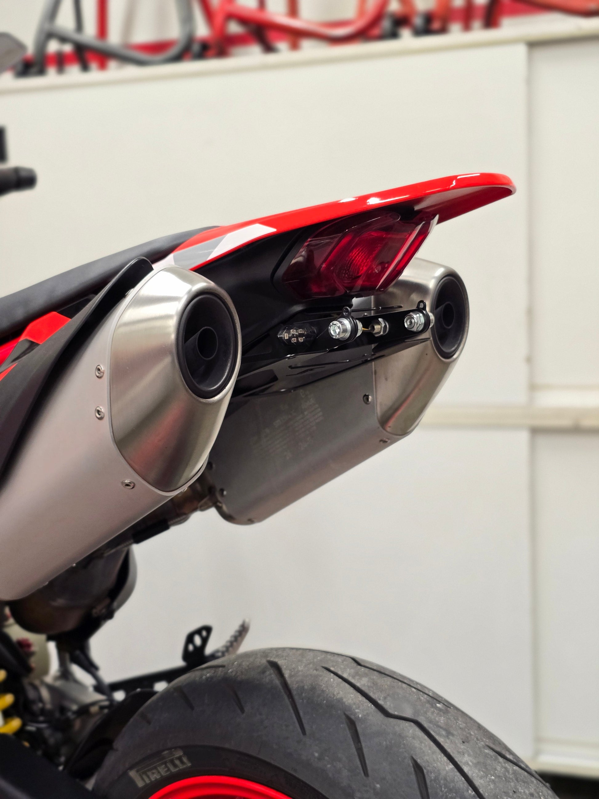 RETRACTABLE PLATE HOLDER - Thebrapshop
