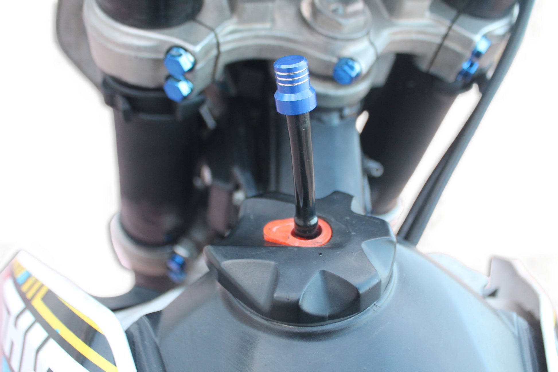 ANODIZED GAS TANK VENT - Thebrapshop