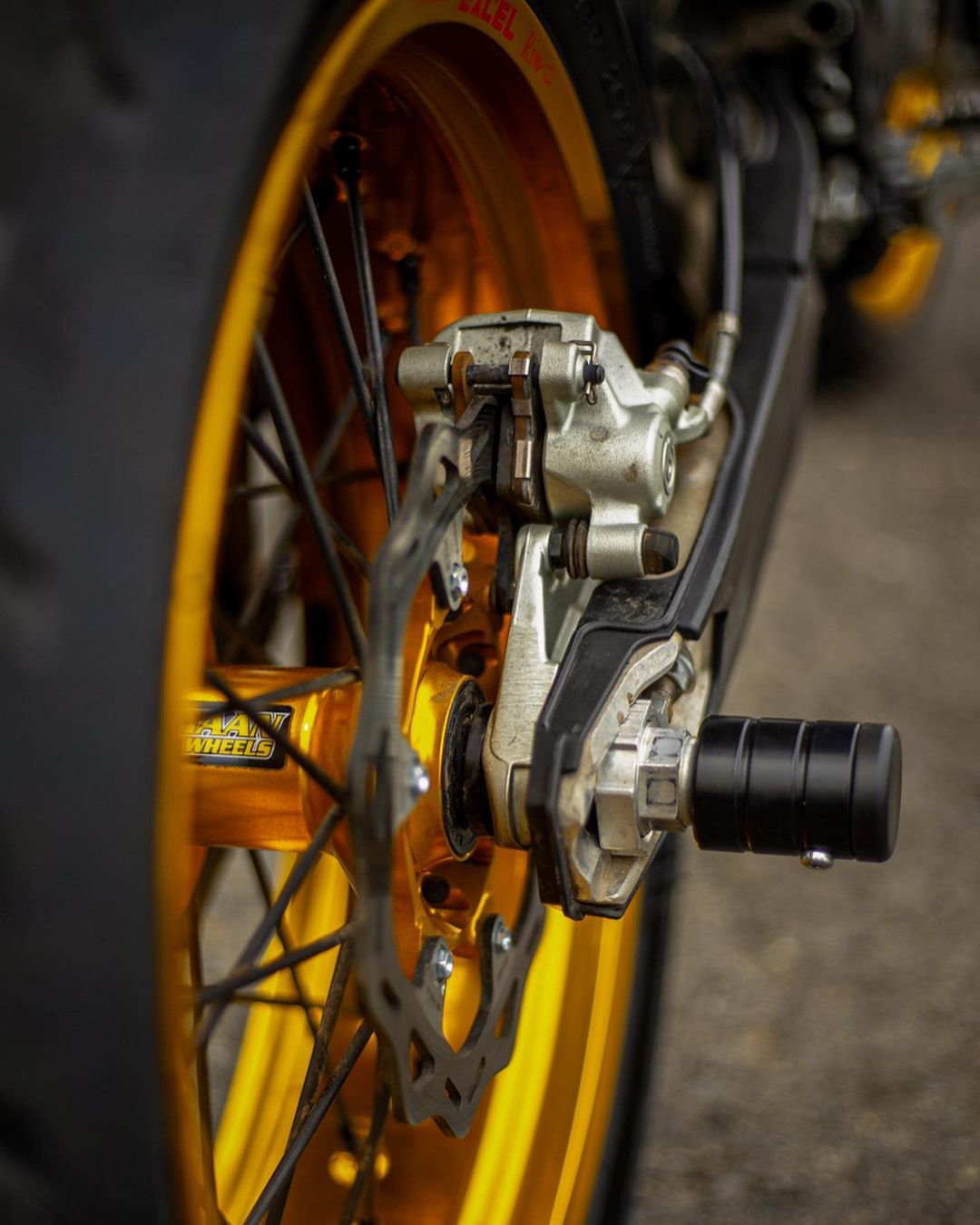 PREMIUM SUPERMOTO PEGS - Thebrapshop